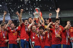 Spain_national_football_team_Euro_2012_trophy_02